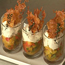 Mariage très original du fromage de chèvre et de la menthe fraîche, le tout accompagné d'une poêlée de poivrons et d'une tuile au parmesan.