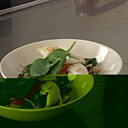 Wok de calamars, radis roses, soja et pousses d'épinard parfumés à l'estragon.