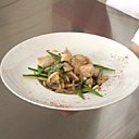 Un poulet très tendre cuit dans un wok avec de la sauce soja et accompagné de légumes croquants.