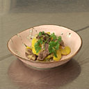 Filet de canette et carottes jaunes coupés en fines lamelles et cuits rapidement au wok, puis glacés au jus de pomme.