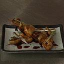 Brochettes japonaises de poulet, poireaux et champignons, servies avec une sauce teriyaki.