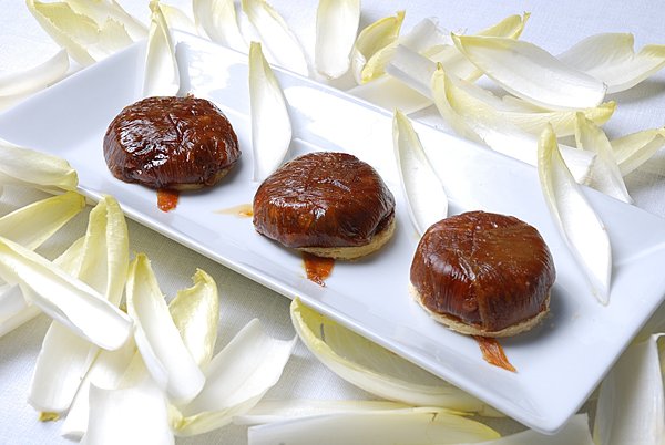 En entrée ou pour accompagner un médaillon de veau, Marc Meneau sublime l'endive en la rendant Tatin