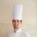 Aux commandes, le chef Féval