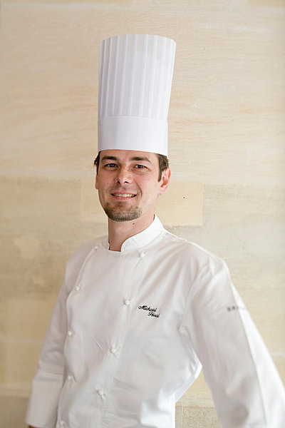 Aux commandes, le chef Féval