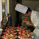 Mickaël Féval dresse les assiettes avec dextérité