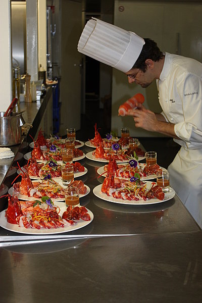 Mickaël Féval dresse les assiettes avec dextérité