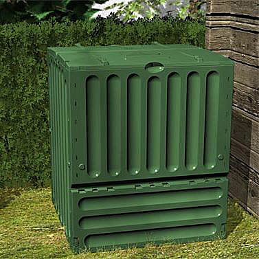 Le vrai geste du jardinier avec un composteur de chez greenweez.com