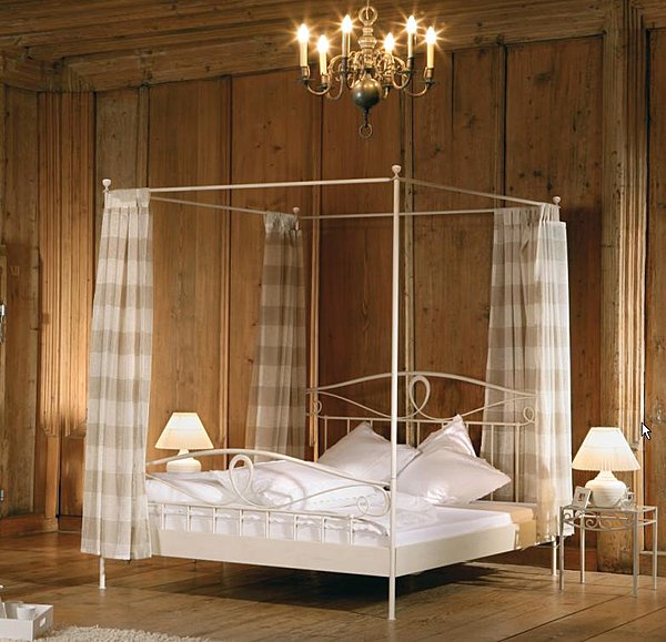 Lit à baldaquin LURANO chez HASENA. Un classique du genre. Dimensions 160x200cm, 883.00 €.