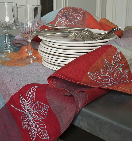 Nappe brodée aux feuilles d'automne