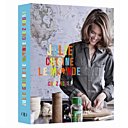 Julie pose son sac à dos et sort sa fourchette internationale