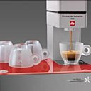 Lignes épurées, aluminium brossé… Cette cafetière est très simple d’utilisation. Il suffit de mettre la capsule dans le porte-filtre et de régler la longueur de son espresso pour obtenir un café à la mousse persistante. Y1 Francis Francis. Illycaffè.