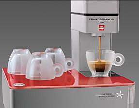 Lignes épurées, aluminium brossé… Cette cafetière est très simple d’utilisation. Il suffit de mettre la capsule dans le porte-filtre et de régler la longueur de son espresso pour obtenir un café à la mousse persistante. Y1 Francis Francis. Illycaffè.