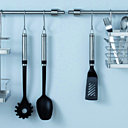 Pour ranger couverts et autres accessoires, le kit de crédence comprend 2 barres murales de 60 cm, 4 supports, 6 crochets, 1 étagère à deux niveaux et 1 porte-couverts. Factory. Castorama.