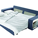 Convertible, ce canapé se déplie pour offrir un couchage de 143 x 196 cm. Chaque accoudoir peut servir d’espace de rangement pour le linge de lit. Housse lavable en machine. L 245 x 95 x H 83 cm. Kivik. Ikéa.