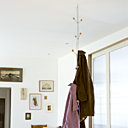 Original, un portemanteau à fixer au plafond. Il se compose de 9 modules identiques en acier galvanisé et bois de hêtre. H 170 cm. Design Philippe Peyridieu. Tiens-tiens. Toutsimplement.com