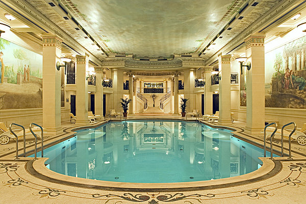 Inspirée des thermes gréco-romains, on la dit la plus belle piscine de Paris