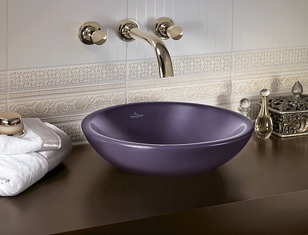 Des lignes courbes très féminines. Vasque semi-encastrée Cassis. Diamètres 38 ou 43 cm. Villeroy & Boch.