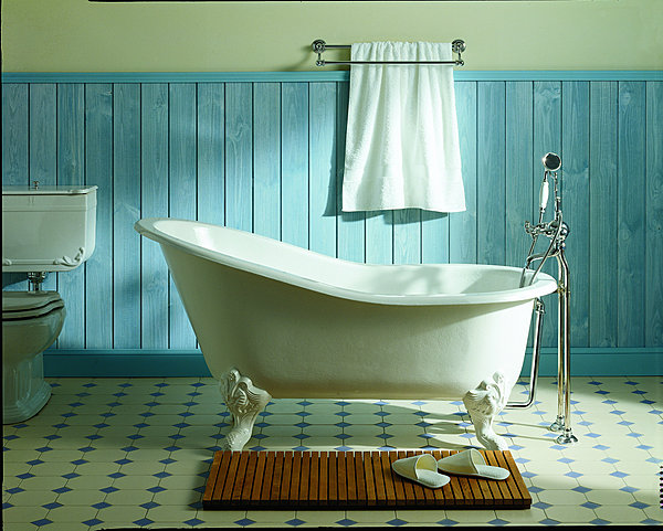 Elle donne envie de plonger dedans. Baignoire en fonte blanche avec des pieds Hippocampe. L 155 ou 170 cm. Marie-Louise. Herbeau Creations.