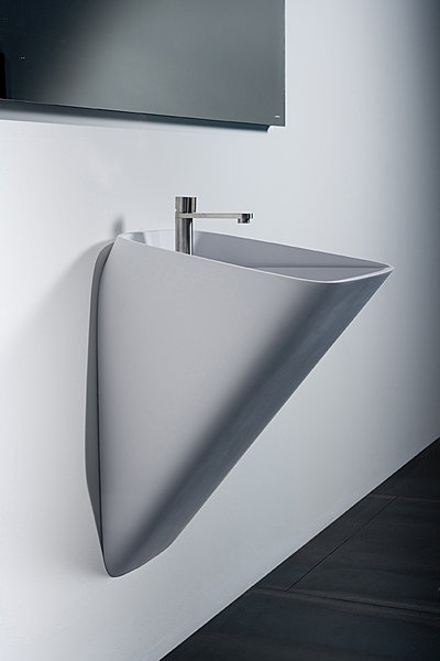 Grâce à sa forme semi-conique, se lavabo limite l’encombrement. Avec des lignes très rondes, il affiche un look zen très innovant. Design Carlo Colombo. Lavabo Tratto de Bati-Orient chez Bains&Deco.