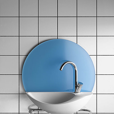 Esprit pop pour ce lavabo qui dynamisera les petits espaces. 11 finitions de résine translucide. L 44 x 23 x H 48 cm. Bulli. Decotec.