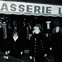 Sharon Stone devant la brasserie, souriante après une choucroute