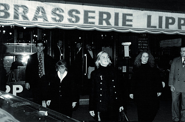 Sharon Stone devant la brasserie, souriante après une choucroute