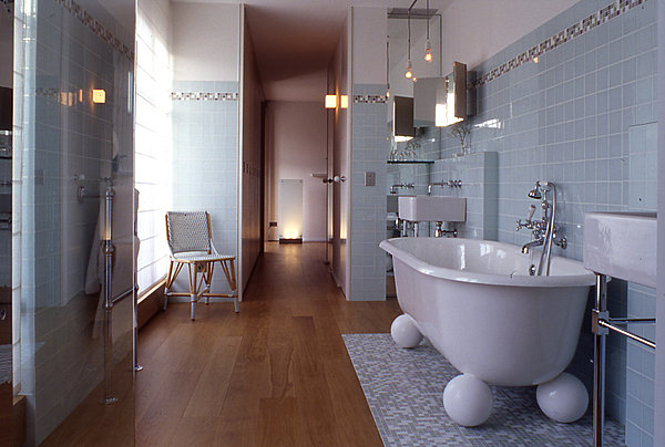Une salle de bains dans le vrai style Putman: blanche, chrome, claire, nette et contemporaine