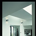 Sur le palier, la coursive suspendue offre un puits de lumière dont Michèle a su exploiter un corner pour y mettre un bureau en cuir Luz Interiors