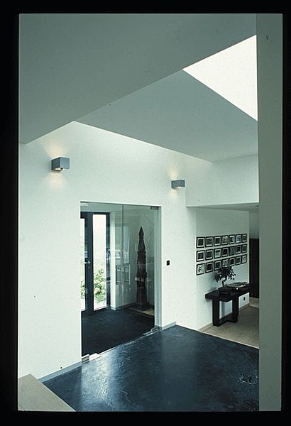 Sur le palier, la coursive suspendue offre un puits de lumière dont Michèle a su exploiter un corner pour y mettre un bureau en cuir Luz Interiors