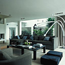 Dans le salon largement ouvert sur le jardin, le canapé et les fauteuils Luz Interiors se font face. Sur la table basse Luz Interiors, plateau et carafe Armani Casa, verre Ex-Sud, coupe en cristal Anna Torfs. Coussins Zoeppritz