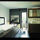 Salle de bain créée sur mesure par Luz Interiors, porte serviette Luz Interiors, serviettes Eden Park, produits de bain Ex Voto