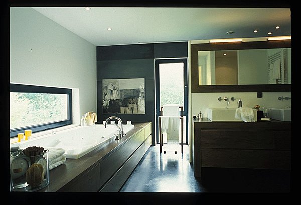 Salle de bain créée sur mesure par Luz Interiors, porte serviette Luz Interiors, serviettes Eden Park, produits de bain Ex Voto