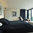 D’esprit très zen, la chambre des parents se prolonge par une terrasse. Meubles et chaise longue Luz Interiors, linge de lit Eden Park