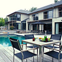 Tirant profit de la déclivité du terrain, Gegor Wilfart a implanté la maison à flanc de coteau. Bien orientée, la piscine de forme rectiligne s’inscrit au milieu d’un deck en teck