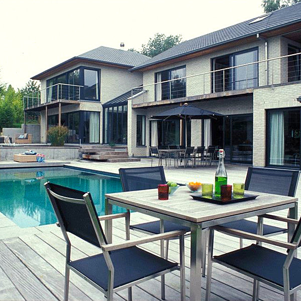 Tirant profit de la déclivité du terrain, Gegor Wilfart a implanté la maison à flanc de coteau. Bien orientée, la piscine de forme rectiligne s’inscrit au milieu d’un deck en teck