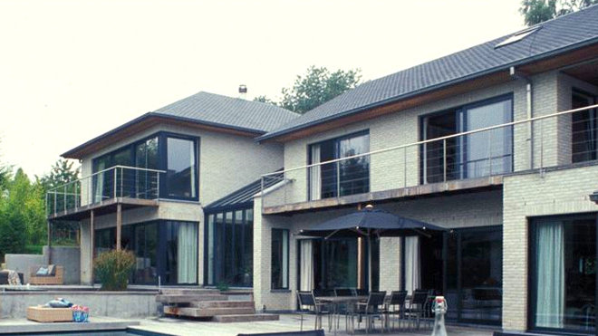 Tirant profit de la déclivité du terrain, Gegor Wilfart a implanté la maison à flanc de coteau. Bien orientée, la piscine de forme rectiligne s’inscrit au milieu d’un deck en teck