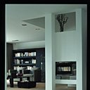 Au fond, une grande bibliothèque fabriquée sur mesure par Luz Interiors laisse visible une belle collection de livres d’art