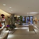 L'entrée de la boutique s'ouvre sur une atmosphère fleurie