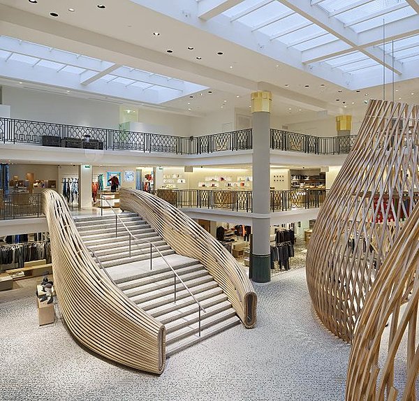 L'escalier monumental et la verrière avec une belle lumière zénithale