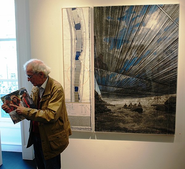 Le tout réunit l'artiste, le livre et Jeanne-Claude