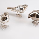 Pour décorer la table, de jolis petits oiseaux en résine chromée. 10 x 6 x 12 cm. 7 €. Chromantic. Amadeus.