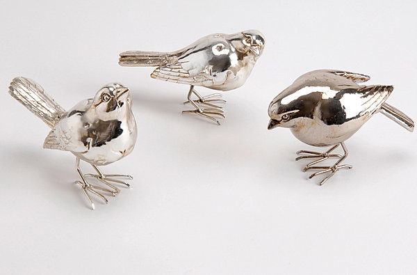 Pour décorer la table, de jolis petits oiseaux en résine chromée. 10 x 6 x 12 cm. 7 €. Chromantic. Amadeus.