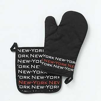 Pour les voyageurs et amoureux de la Grosse Pomme, un lot comprenant un gant de cuisine et une manique 100% coton. 4,99€. New York. Conforama.