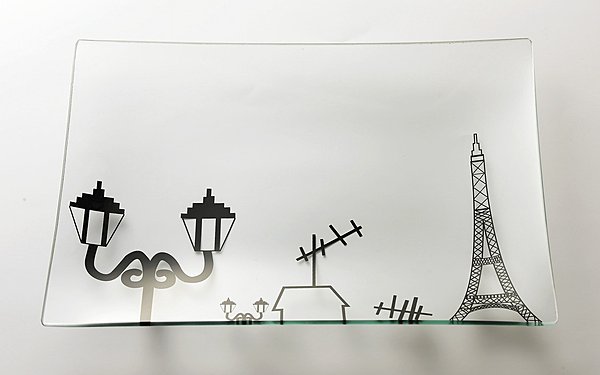 Un plat en verre souvenir de Paris. 34 x 24 cm. Paname. Conforama.