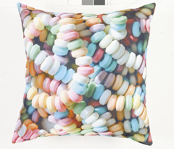 Pour les gourmands, un coussin garni 100% polyester. Revêtement 100% polyester. Lavable à 30 degrés. 45 x 45 cm. 9,90 €. Bonbon. Fly.