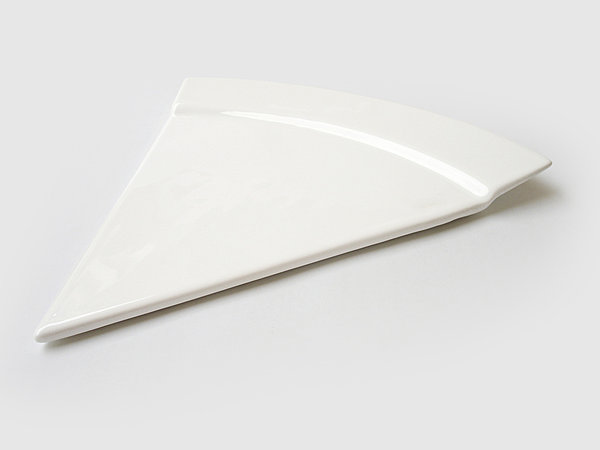 Une assiette à dessert très originale. En céramique. 23 x 23 cm. Slice. Atypic.