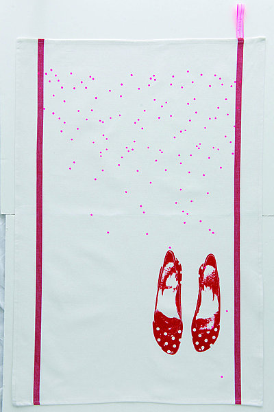 Un cadeau pratique et original. Torchon 100% coton. 50 x 80 cm. 14 €. Shoes Polka. La Cerise sur le Gâteau.