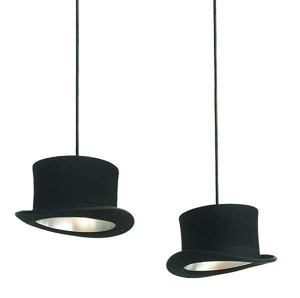 Chic britannique pour ces suspensions combinant de véritables chapeaux haut de forme en laine avec une doublure en aluminium anodisé et un éclairage économique 25 W. 195 € pièce. Design Jake Phipps. Jeeves & Wooster. EPI Luminaires.