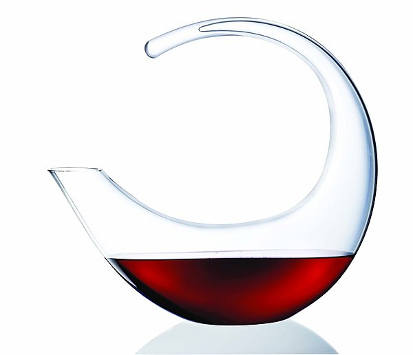 Un rêve d’œnologue édité en série limitée. Carafe soufflée à la bouche dédiée à la décantation des grands millésimes de vin rouge. 195 €. Carafe Grand Finale. Chef & Sommelier.