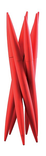Inspiré des lignes d’un jeu de mikado, un lot de six couteaux à steaks. Lames en acier inoxydable. Finition soft touch. Les couteaux existent en 4 coloris : rouge, noir, blanc et chrome. 79,90 €. Innovmania.com